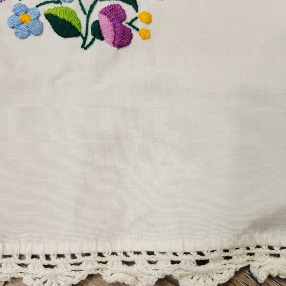 Vtg Table Runner 35" Linen Multi Color Floral Embroidery Crocheted Edge READ - Picture 6 of 6